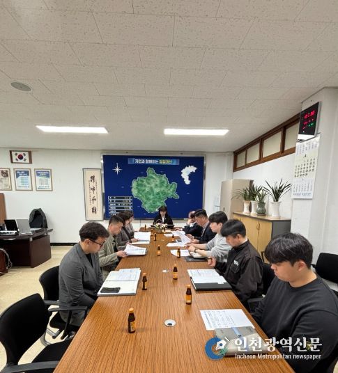 이수현 부군수가 6일 군청 집무실에서 2026년 상반기 지역균형발전사업 추진 상황 점검 회의를 주재하고 있다.