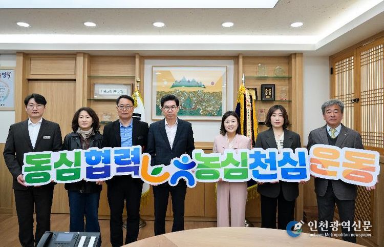 영덕군과 NH농협은행 영덕군지부 외국인 계절근로자 지원을 강화하기 위해 업무협약.을 체결하고 있다.