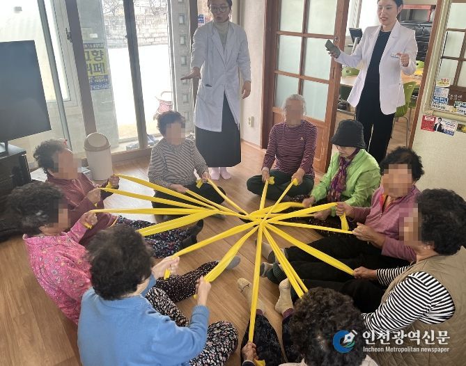 나주시가 경로당을 중심으로 한 찾아가는 건강서비스를 확대 운영한다. 사진은 어르신들이 인지 강화 활동을 하는 모습