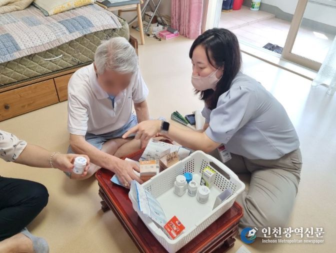 관악구 방문 약료 사업을 통해 다제약물 복용 어르신을 복약 지도하는 약사