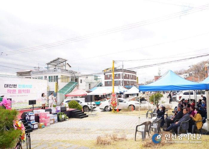 따스한 봄기운 속 대신면 전통시장에 퍼진 작은음악회