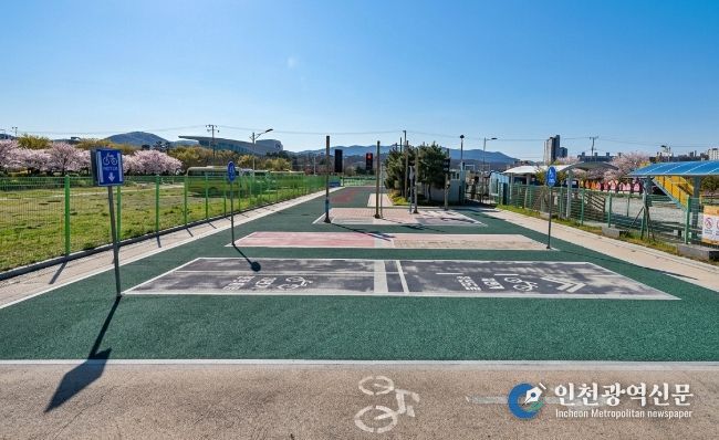 경주 황성공원 내 어린이 자전거 안전교육장에서 교통표지판과 횡단보도 등이 설치된 실외 교육 트랙 모습.