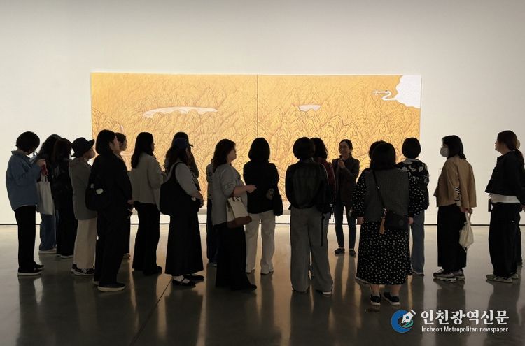 참가자들이 대구미술관에서 ‘서화무진 특별전’을 관람하며 전문 안내원의 해설을 듣고 있다.