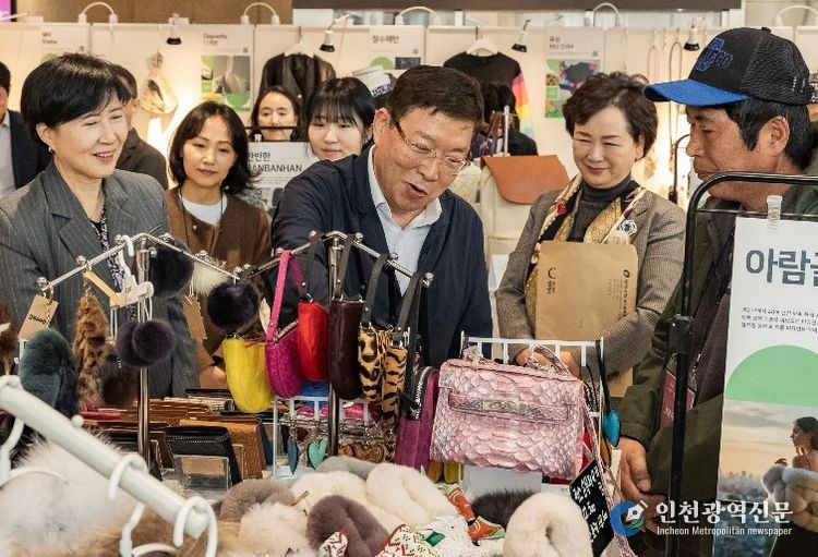 김경호 광진구청장이 지난 3월 30일 열ㄹ린 광진구 봉제산업종합지원센터 3주년