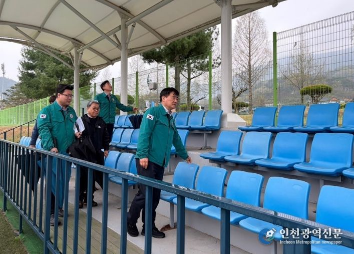 군과 시설관리공단이 함께 경기장을 점검하고 있다.