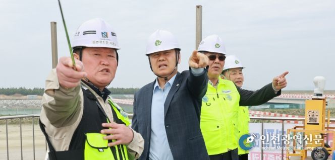 김관영 전북특별자치도지사가 14일 현대자동차 그룹 9조원 투자 등 전북 대규모 투자와 관련해 책임 현장 행정에 나선 가운데 새만금 수변도시에서 공사 관계자들과 현장을 둘러보고 있다