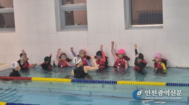 4월 14일 반디비 빙상장 수중운동실에서 열린 생존수영 교육 모습