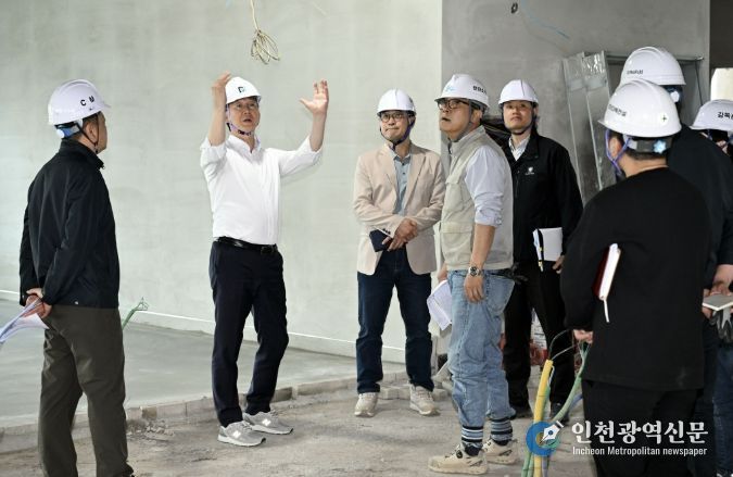 이민근 안산시장(왼쪽 두번째) 14일 '안산 공동체 복합시설' 건립공사 현장을 방문해 사업진행 상황과 안전관리 실태를 점검하고 있다.