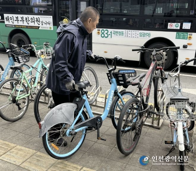 수원시 팔달구 행궁동 경기행복마을관리소, 보행환경 개선 위한 자전거·킥보드 정비 실시