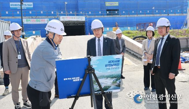 김관영 전북특별자치도지사가 15일 세계서예비엔날레관, 도립국악원, 전주 MICE복합단지 등 전주 지역 문화·관광 분야 핵심 인프라 구축 현장을 찾아 사업 추진 현황과 향후 운영 방향을 살피고 있다