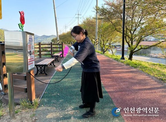 밀양시 무안면 청도천 제방에 설치된 해충기피분사제를 방문객이 사용하고 있다.